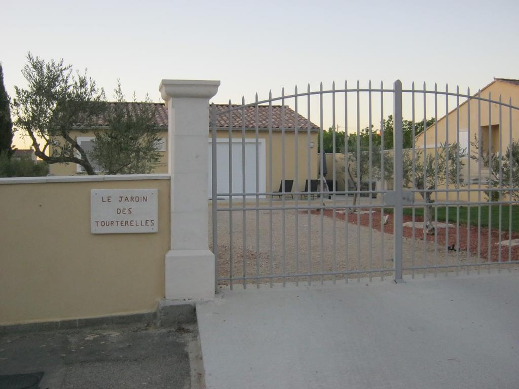 Le Jardin Des Tourterelles Villa Robion en Luberon Luaran gambar
